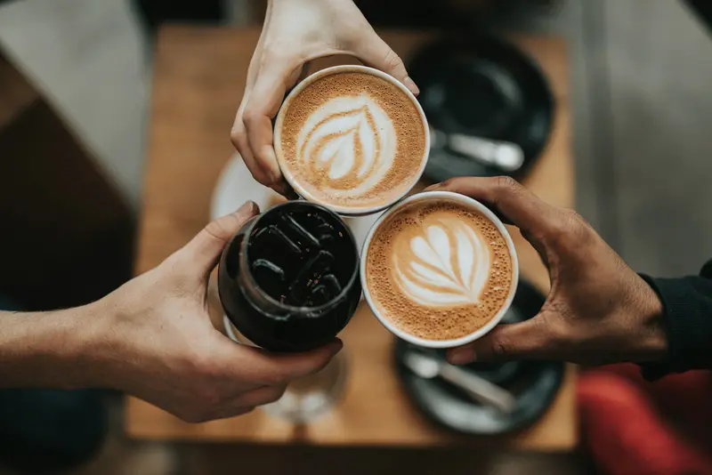 Cafés recién servidos en el desayunador