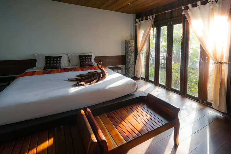 Habitación del Bosque, con ventanales y vista a los árboles